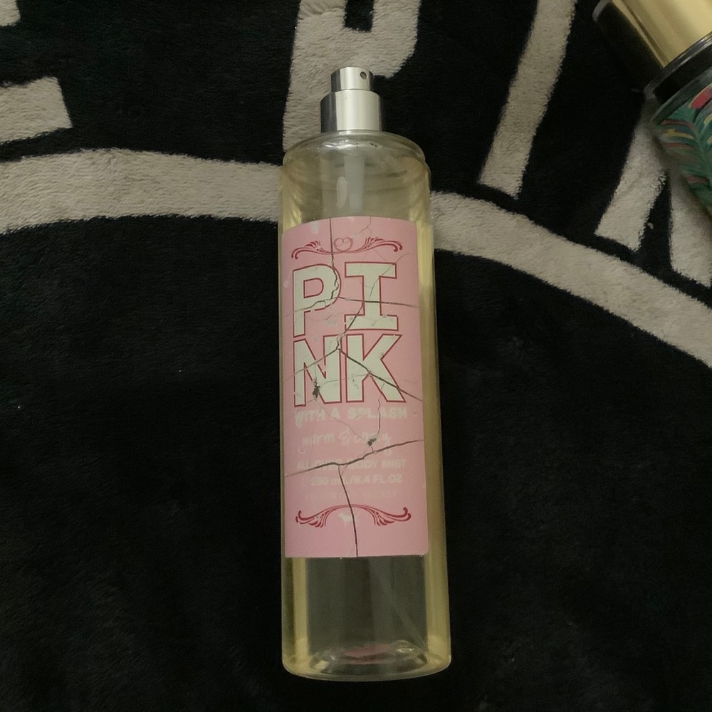 Vs pink🌴💁🏻♀️ WARM & COZY WITH A SPLASH 📬